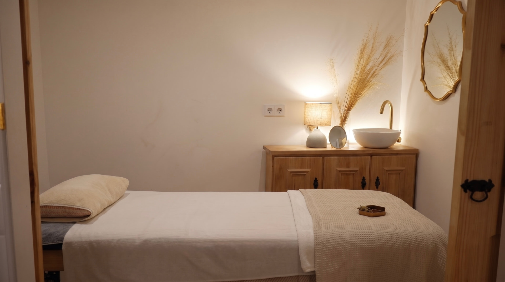 Cabina con espejo y herramientas de maderoterapia