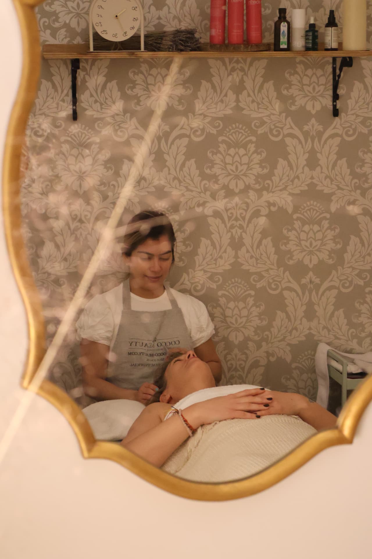 Reflejo en el espejo durante un tratamiento facial slow beauty